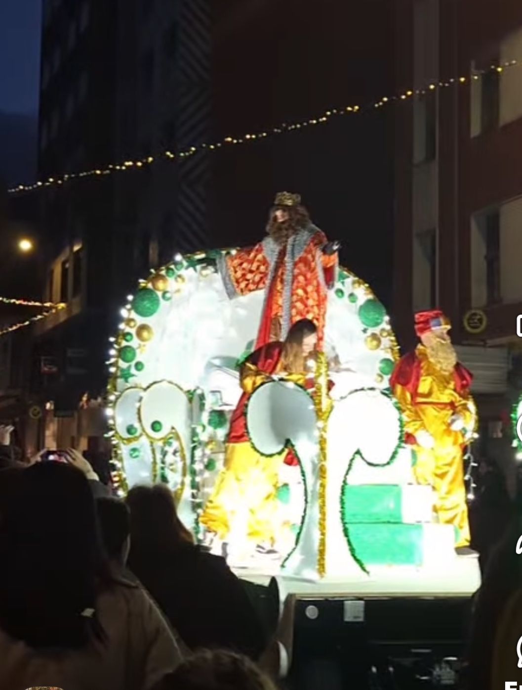 Cabalgatas de oriente a occidente: las imágenes de los Reyes Magos a su paso por Asturias