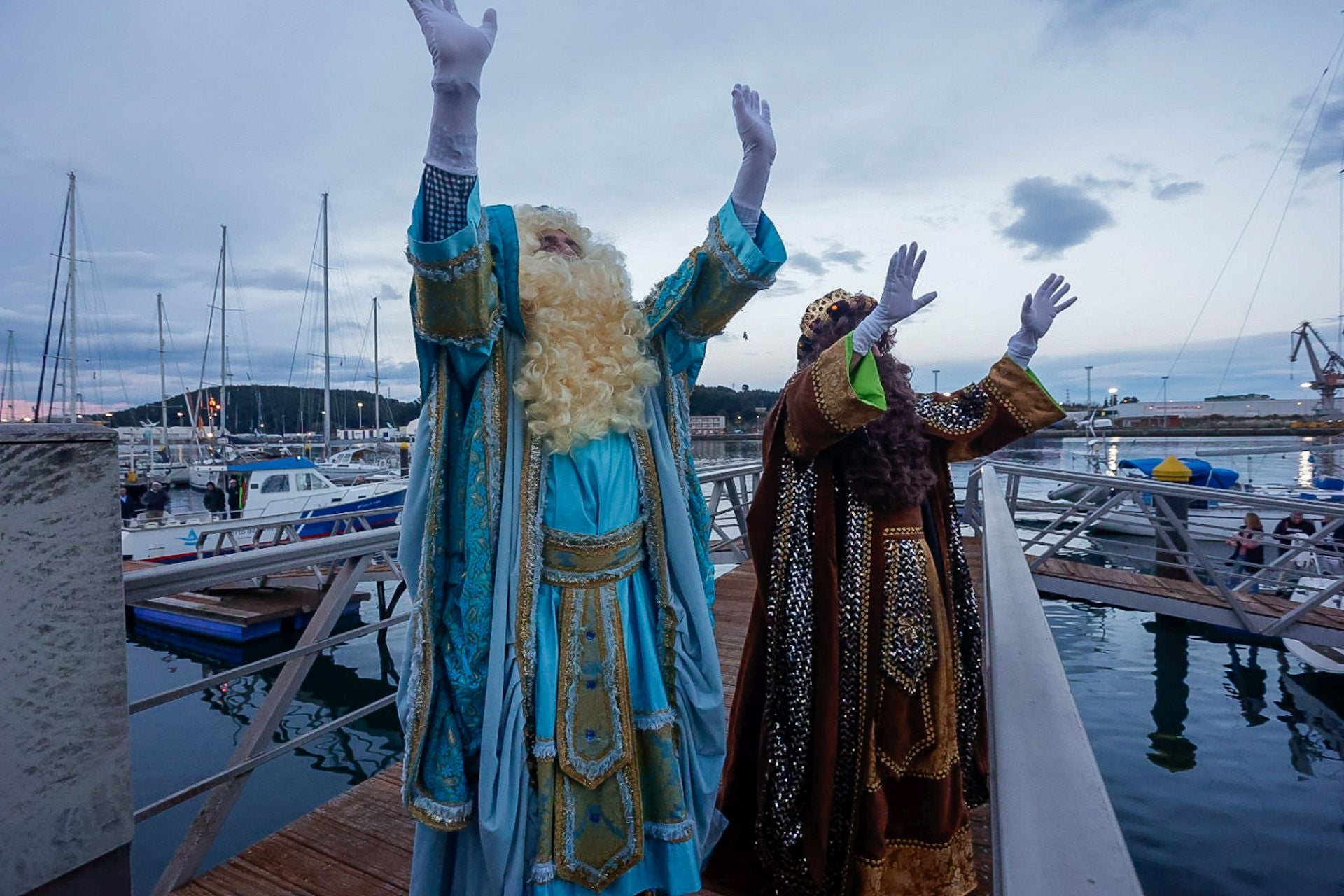 Calurosa bienvenida en Avilés a Melchor, Gaspar y Baltasar