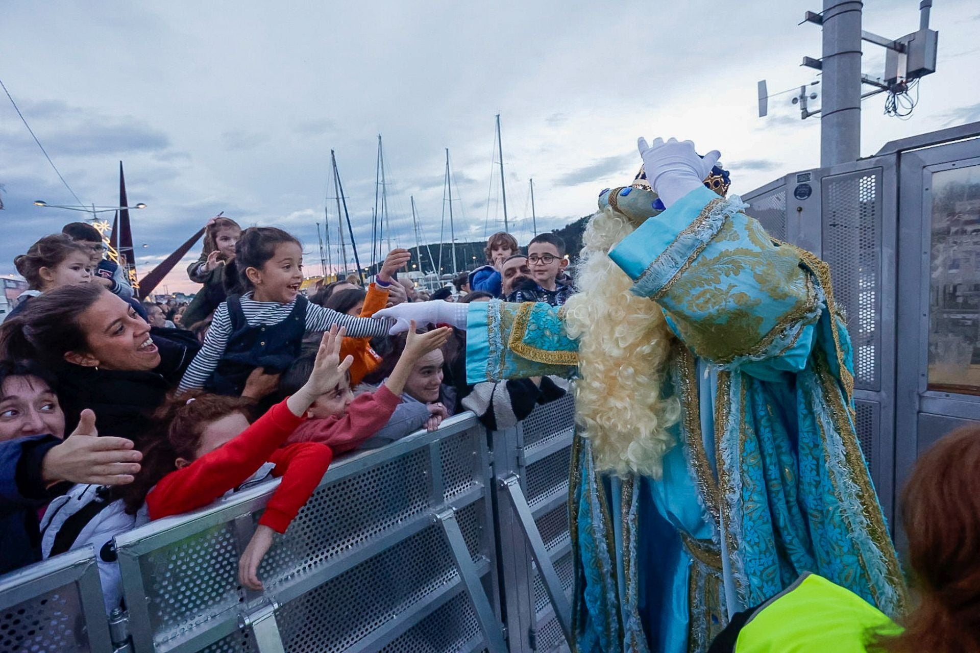 Calurosa bienvenida en Avilés a Melchor, Gaspar y Baltasar