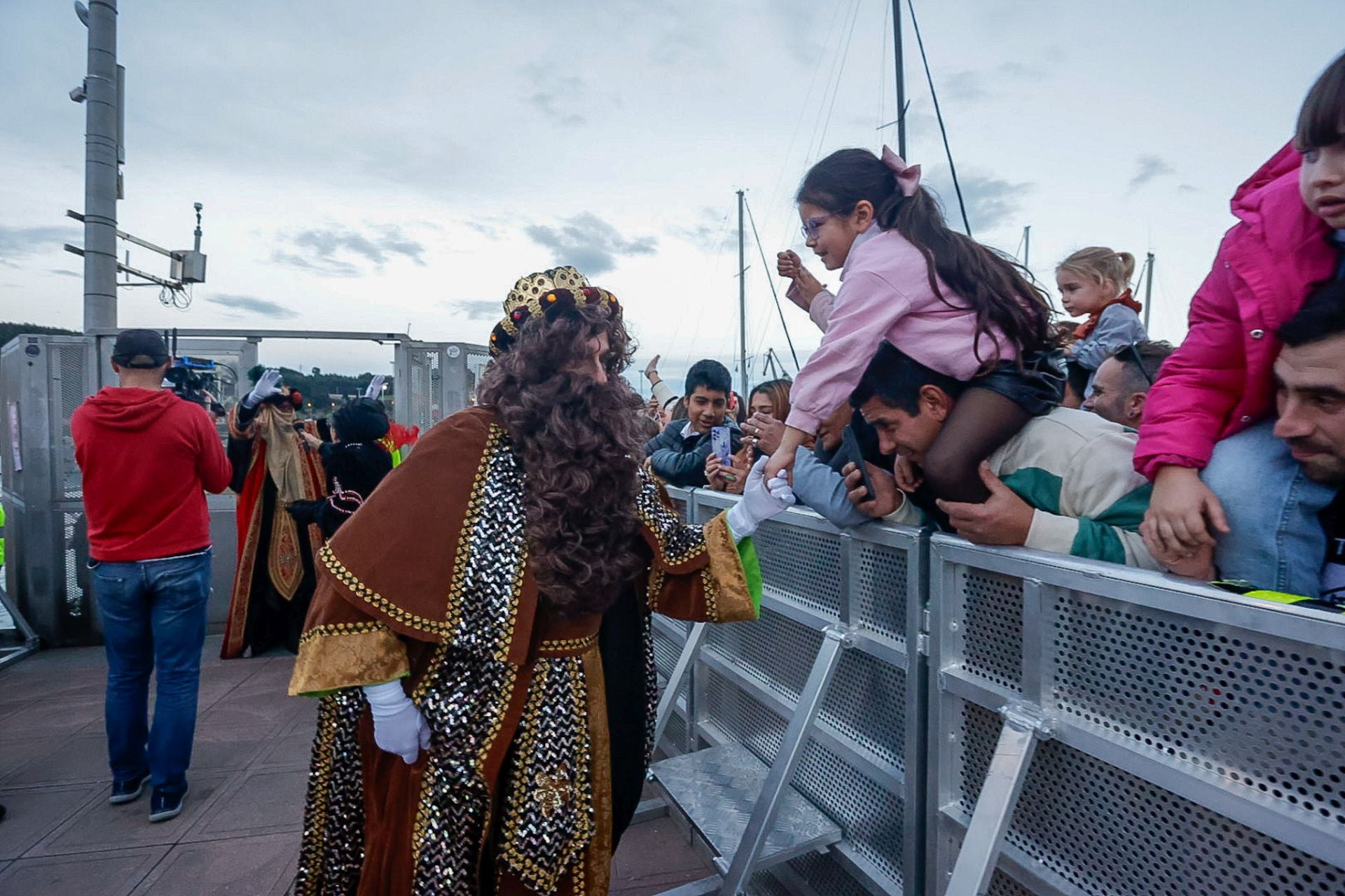 Calurosa bienvenida en Avilés a Melchor, Gaspar y Baltasar