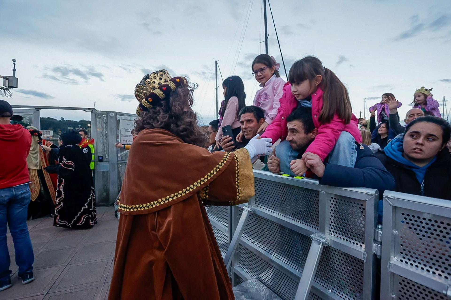 Calurosa bienvenida en Avilés a Melchor, Gaspar y Baltasar