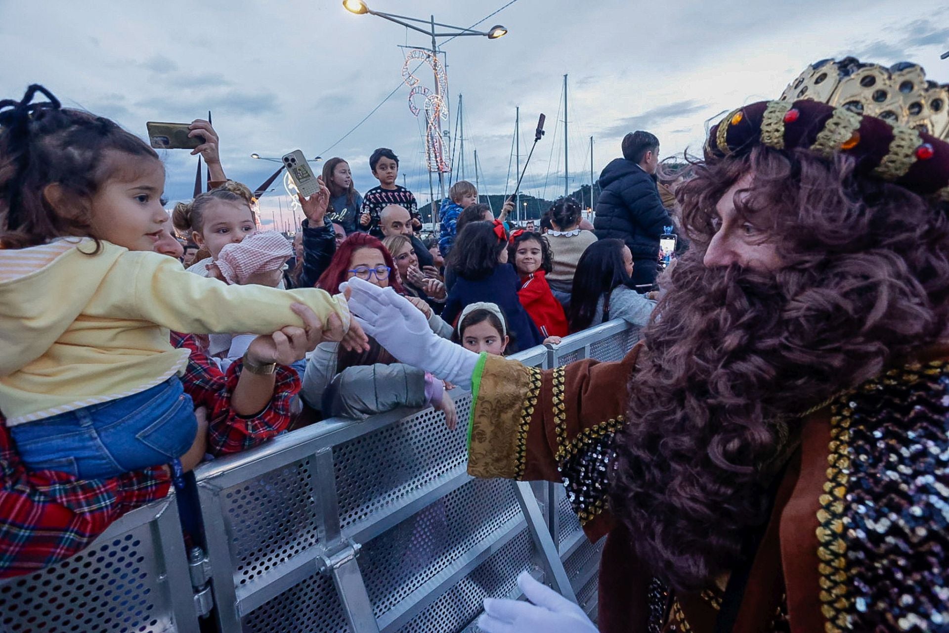 Calurosa bienvenida en Avilés a Melchor, Gaspar y Baltasar