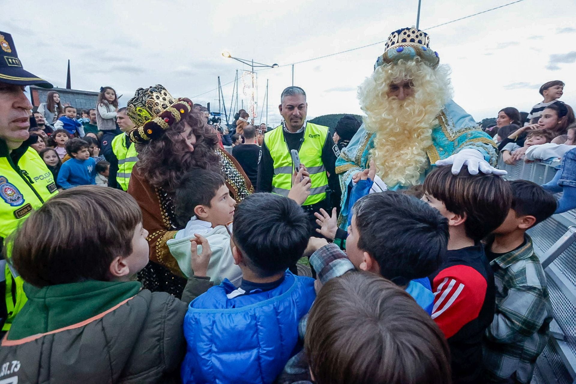 Calurosa bienvenida en Avilés a Melchor, Gaspar y Baltasar