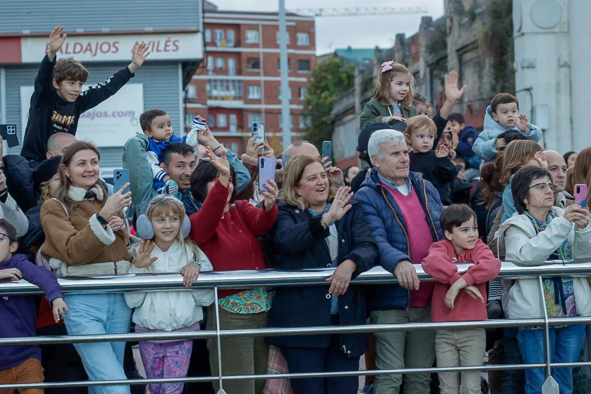 Calurosa bienvenida en Avilés a Melchor, Gaspar y Baltasar