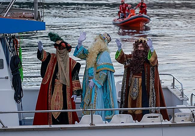 Calurosa bienvenida en Avilés a Melchor, Gaspar y Baltasar