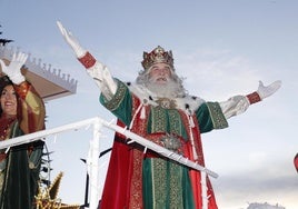 Inicio de la cabalgata de los Reyes Magos en Gijón.