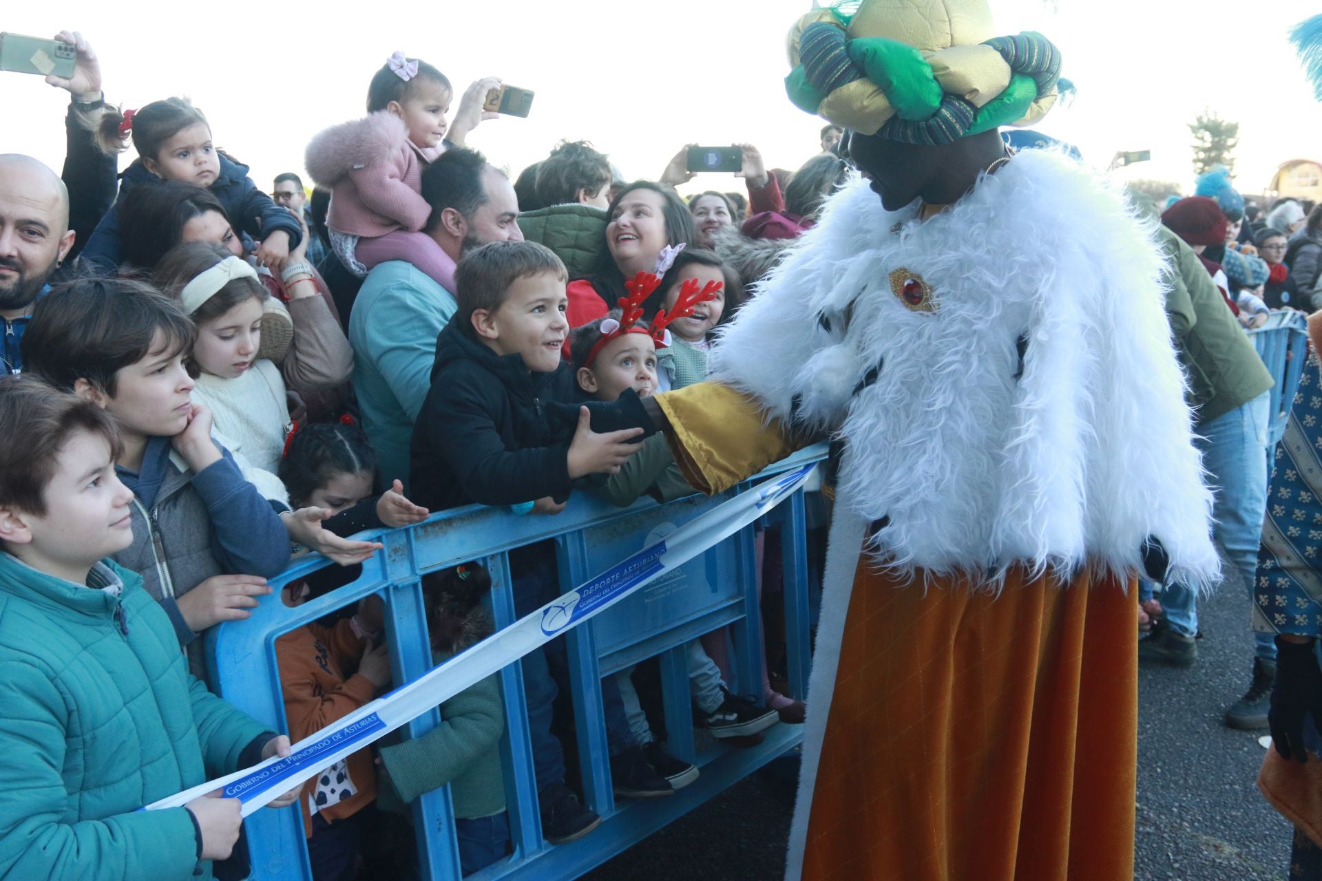 Los Reyes Magos llegan hasta en ultraligero: así recibieron a los niños en Llanera