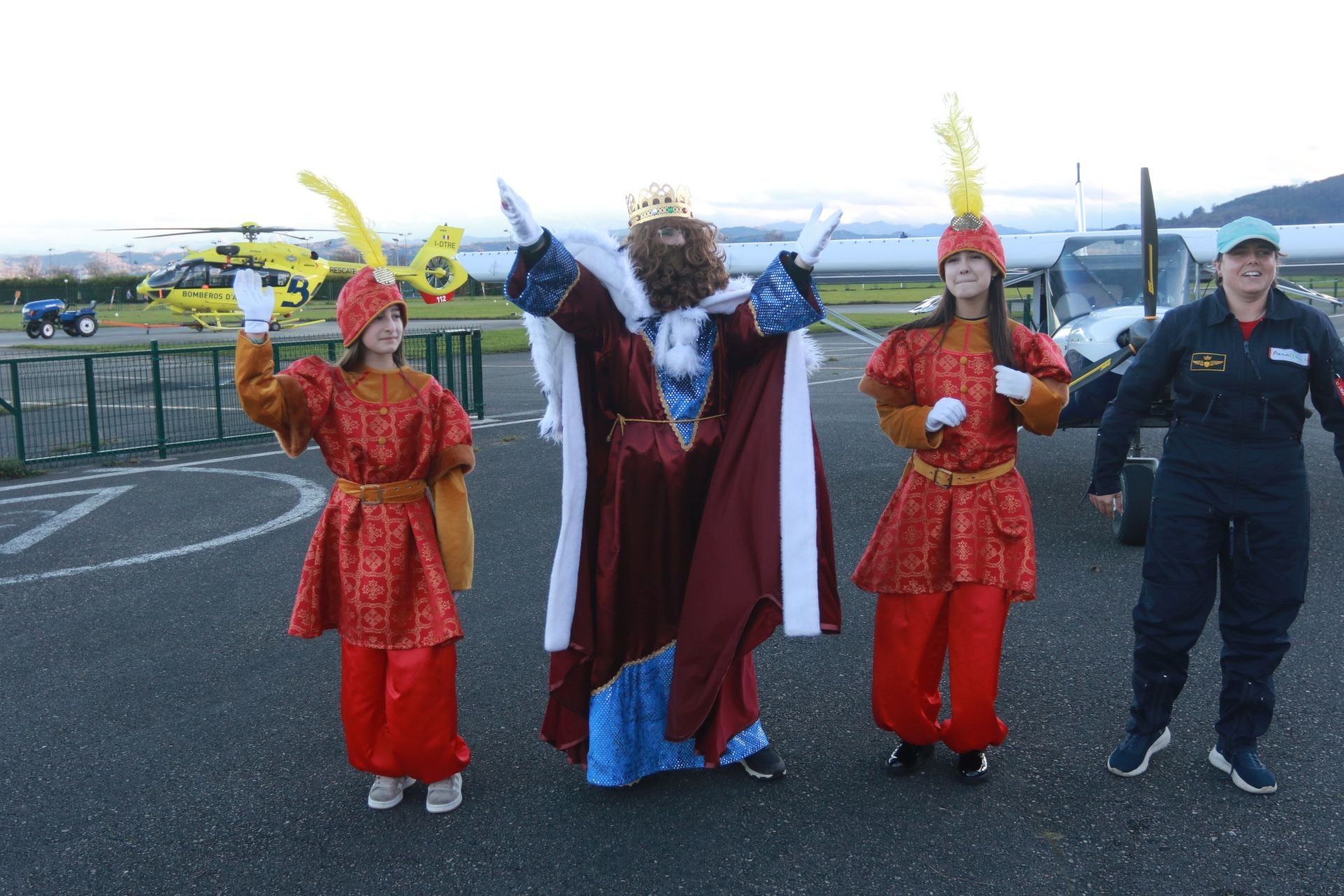 Los Reyes Magos llegan hasta en ultraligero: así recibieron a los niños en Llanera