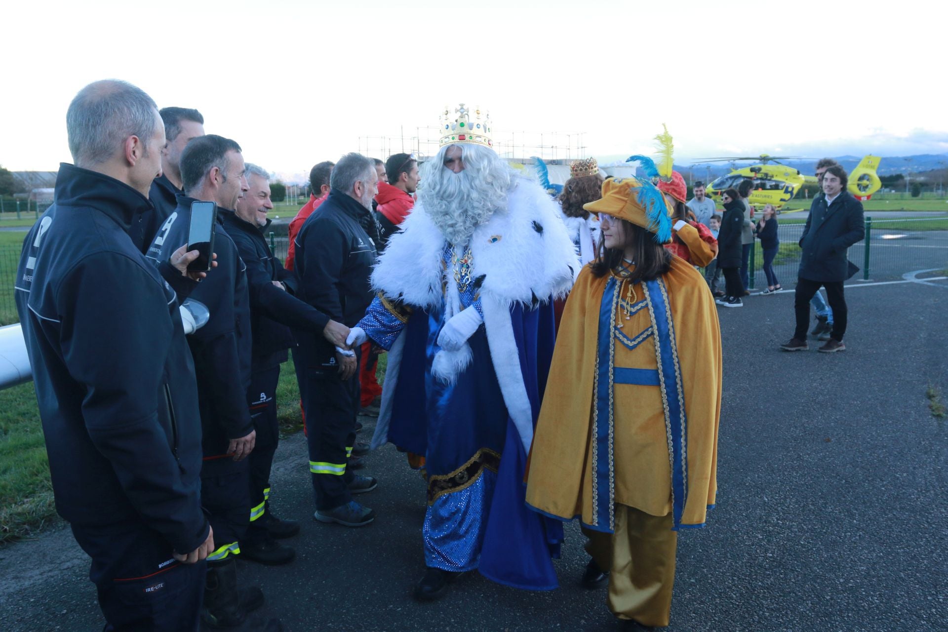 Los Reyes Magos llegan hasta en ultraligero: así recibieron a los niños en Llanera