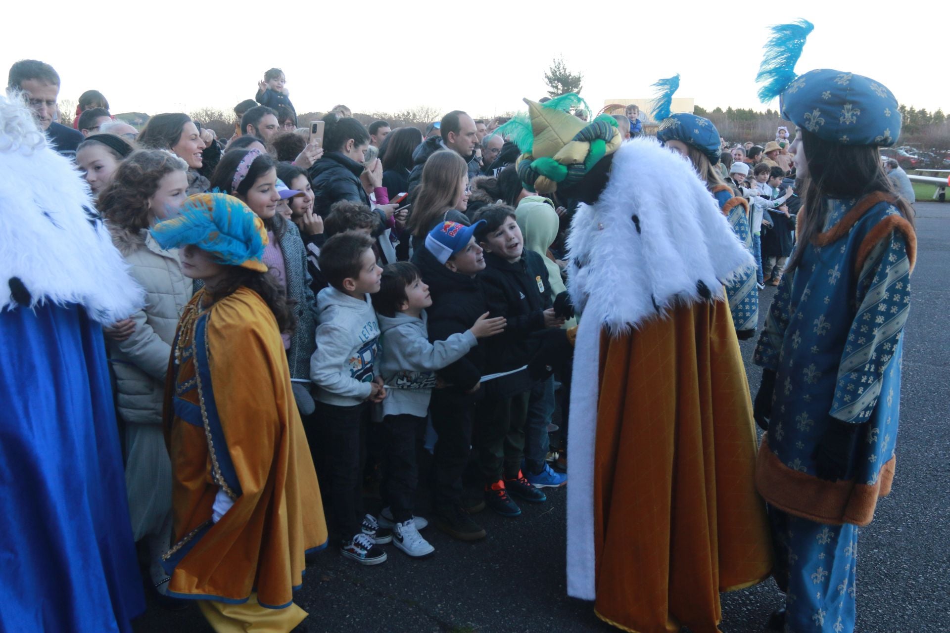 Los Reyes Magos llegan hasta en ultraligero: así recibieron a los niños en Llanera