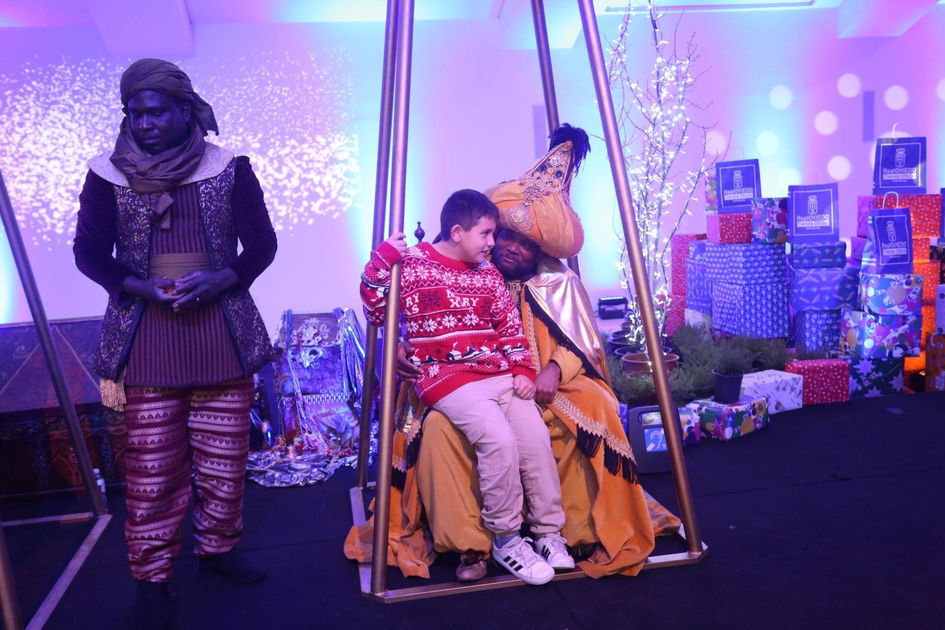 En imágenes: recepción de los Reyes Magos a los niños de Oviedo
