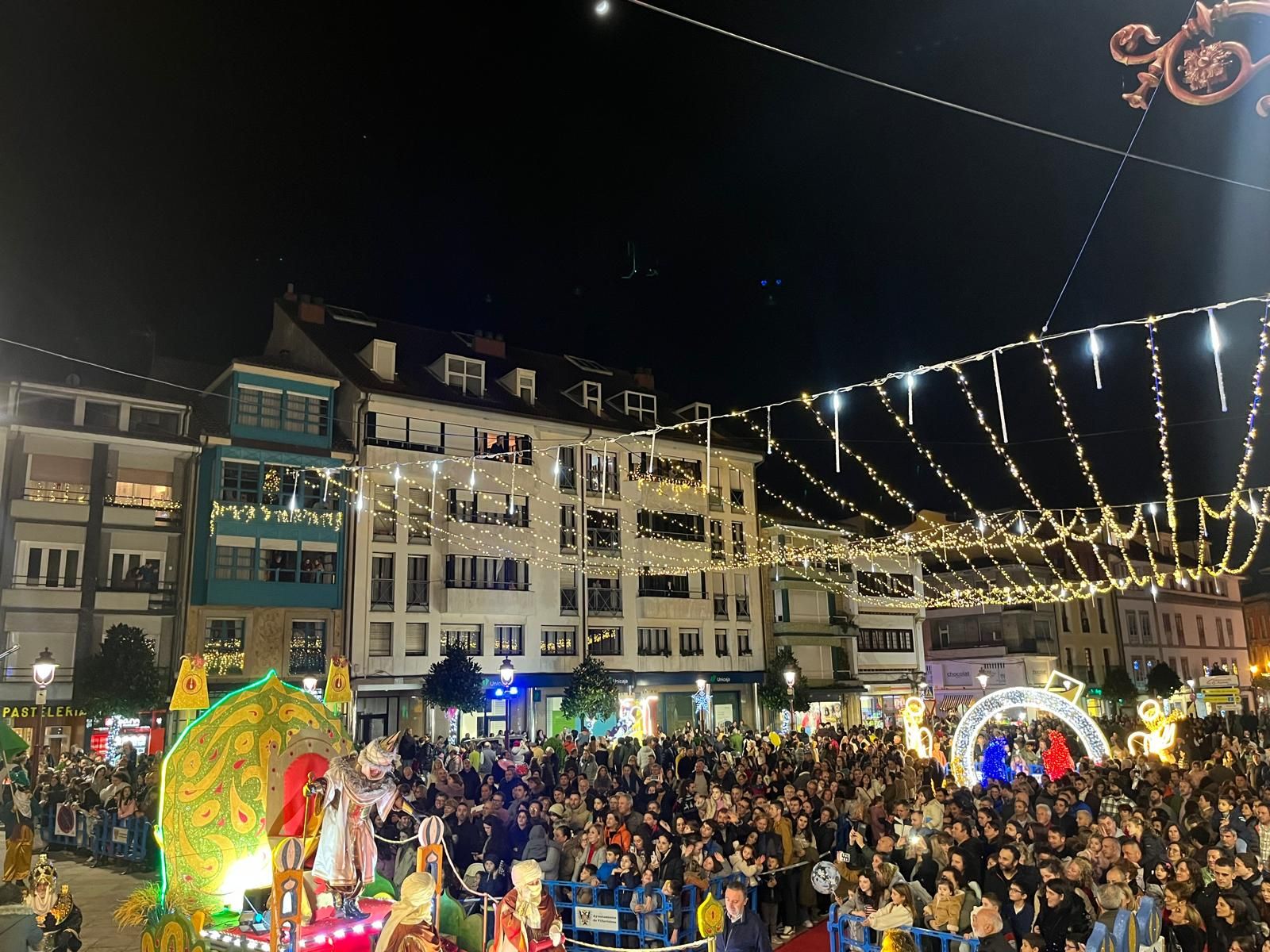 Cabalgatas de oriente a occidente: las imágenes de los Reyes Magos a su paso por Asturias