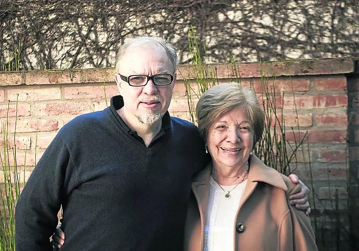 El escritor argentino Jorge Fernández Díaz, flamante Premio Nadal, con su madre Carmina, ya fallecida.