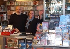 Nacho Morán y Rosa Rodríguez, ayer, en Mundo Sonoro, que prevén cerrar en mayo. En su casa, anotan, tienen casi tanta música como en la tienda; sobre todo, escuchan clásica.