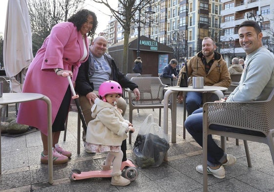 María, de 22 meses, estrena el casco y patinete que le han dejado los Reyes.