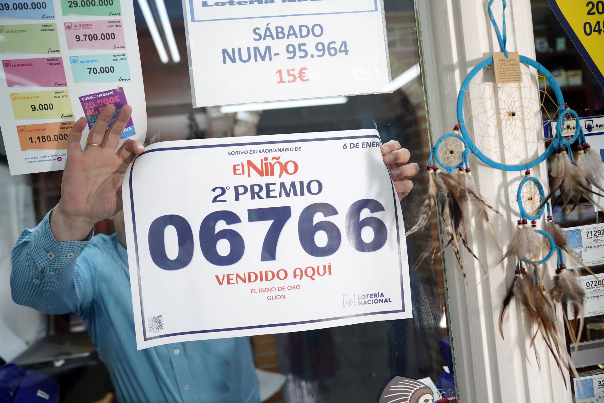 Administración de lotería de la calle Naranjo de Bulnes de Gijón que dio parte del segundo premio, su dueña Gladys García y su marido Jorge Fernández.