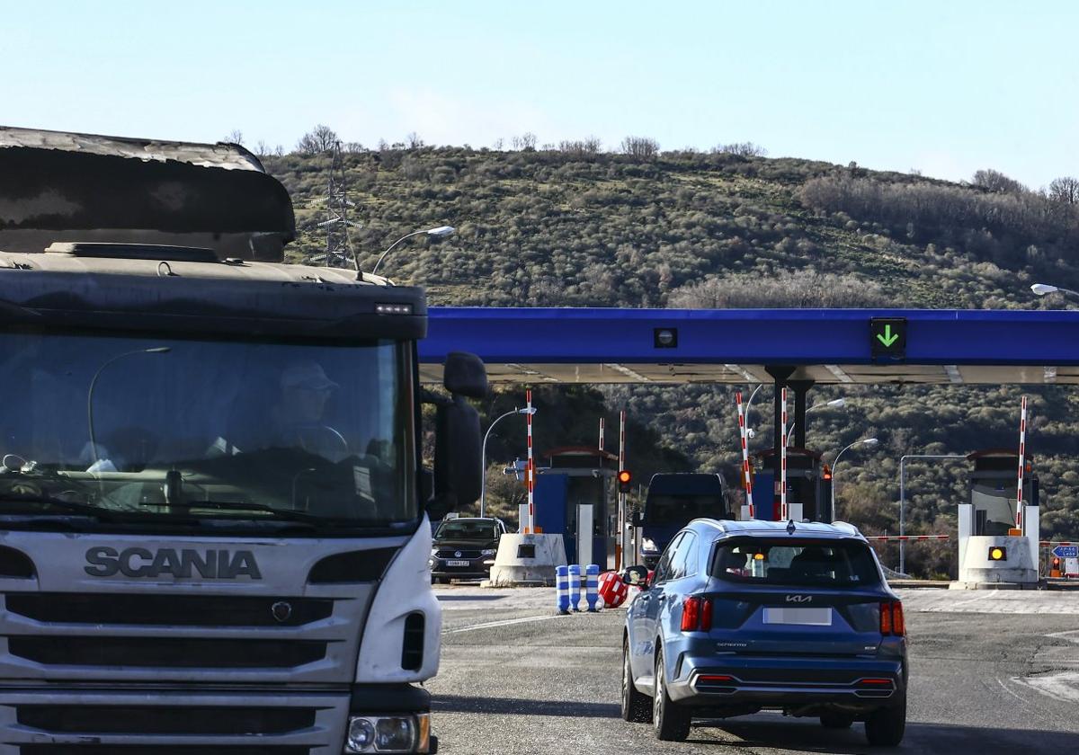 Un camión y un turismo cruzándose ante las cabinas de peaje del Huerna.