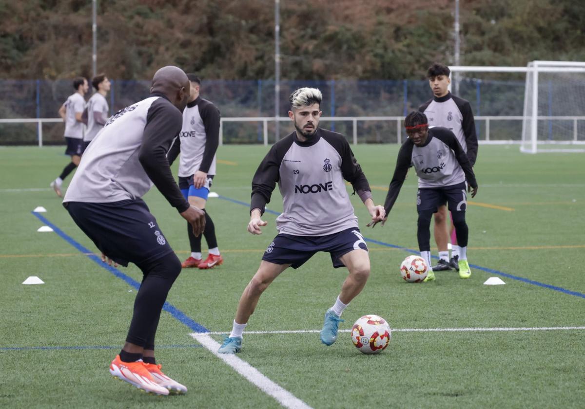 Isi Ros, ayer, en el entrenamiento del Real Avilés.