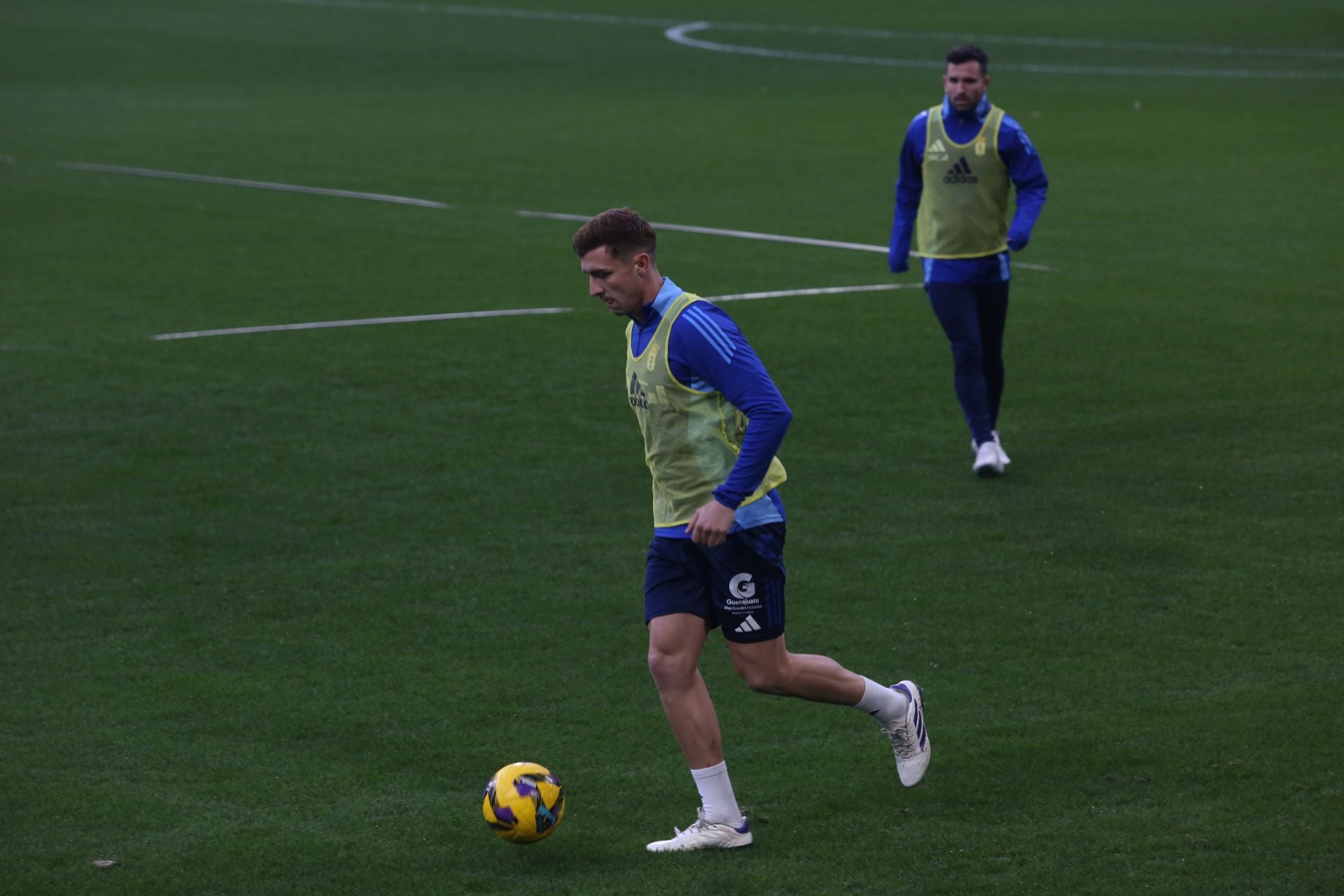 Entrenamiento del Real Oviedo en el día de Reyes mirando al derbi