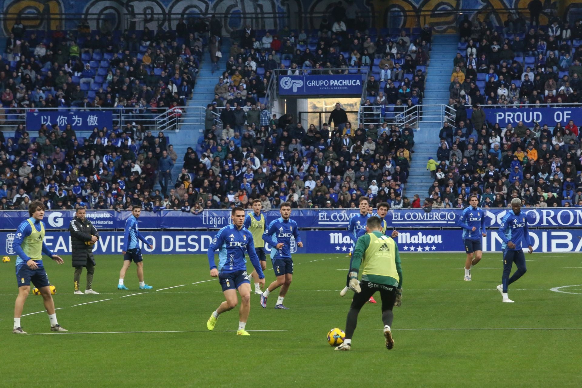 Entrenamiento del Real Oviedo en el día de Reyes mirando al derbi