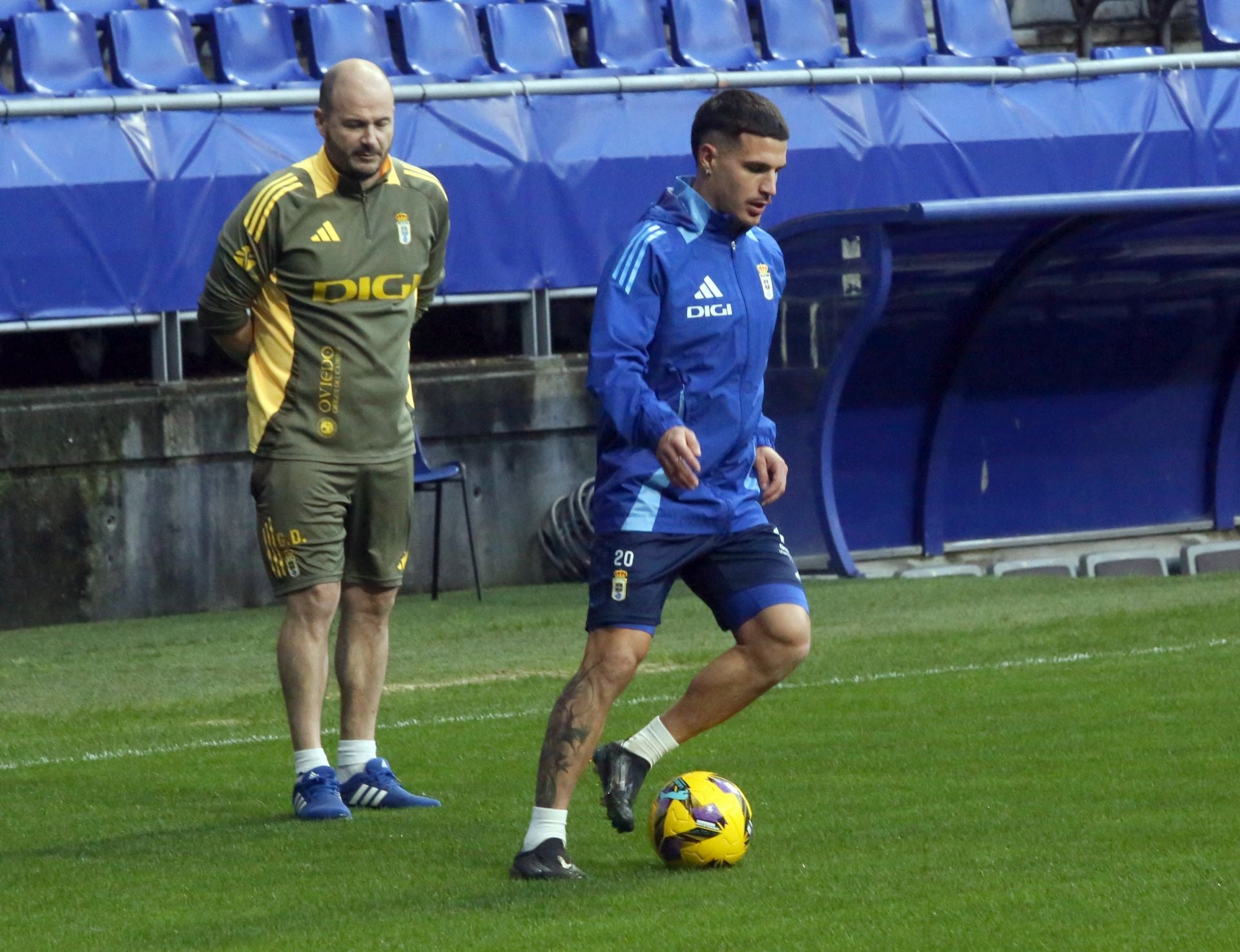 Entrenamiento del Real Oviedo en el día de Reyes mirando al derbi