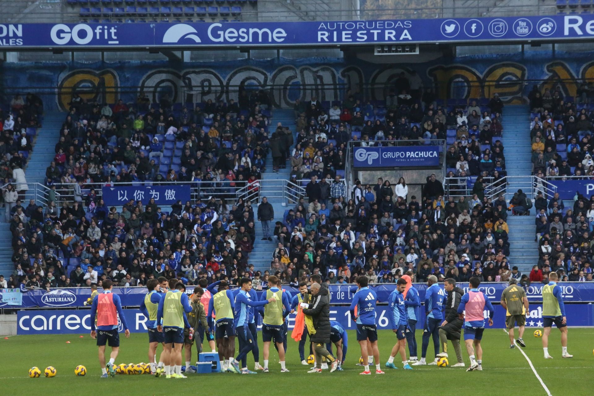 Entrenamiento del Real Oviedo en el día de Reyes mirando al derbi