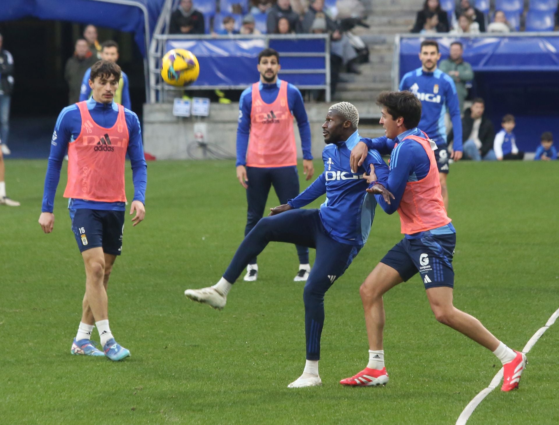 Entrenamiento del Real Oviedo en el día de Reyes mirando al derbi