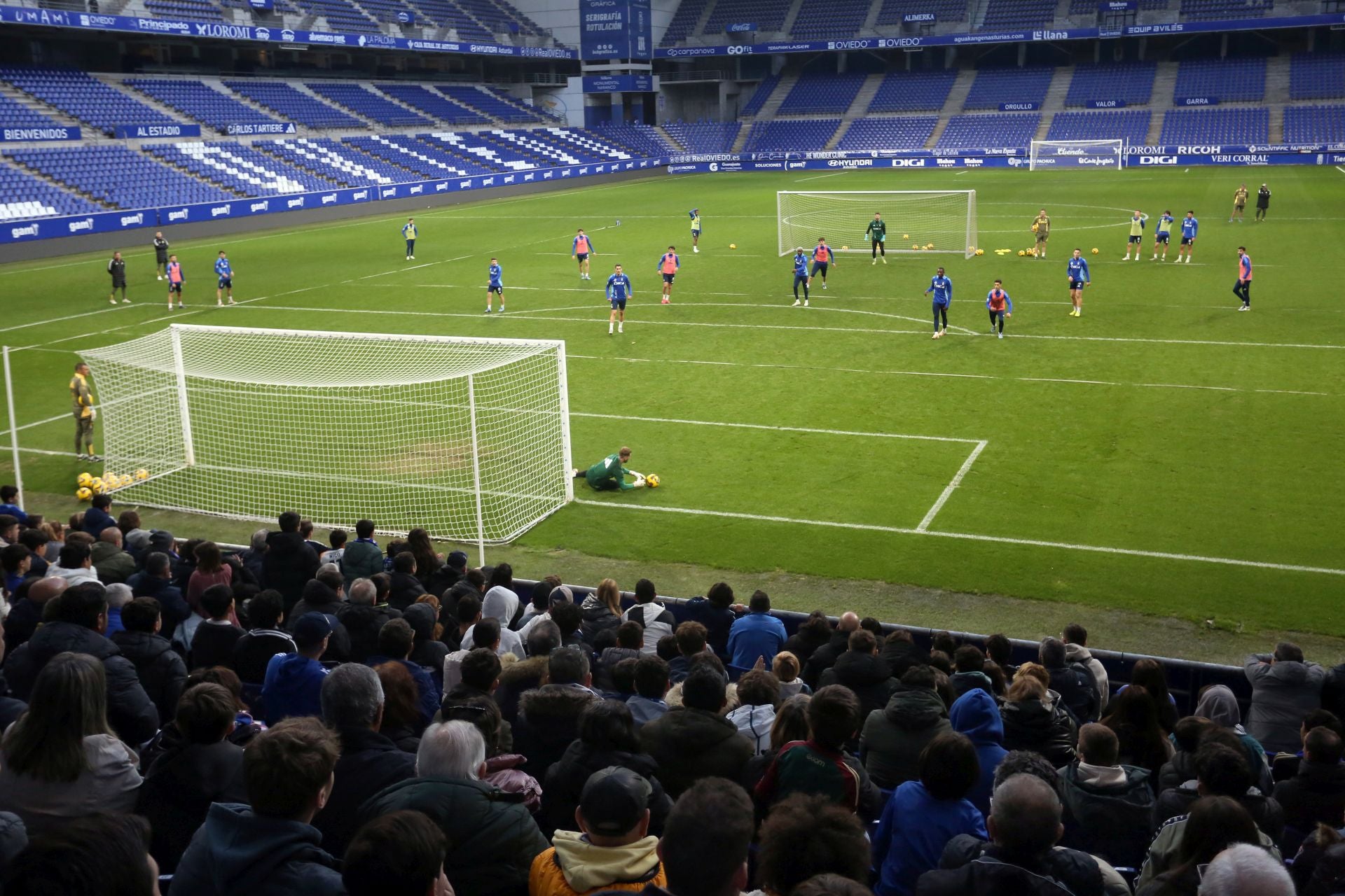 Entrenamiento del Real Oviedo en el día de Reyes mirando al derbi