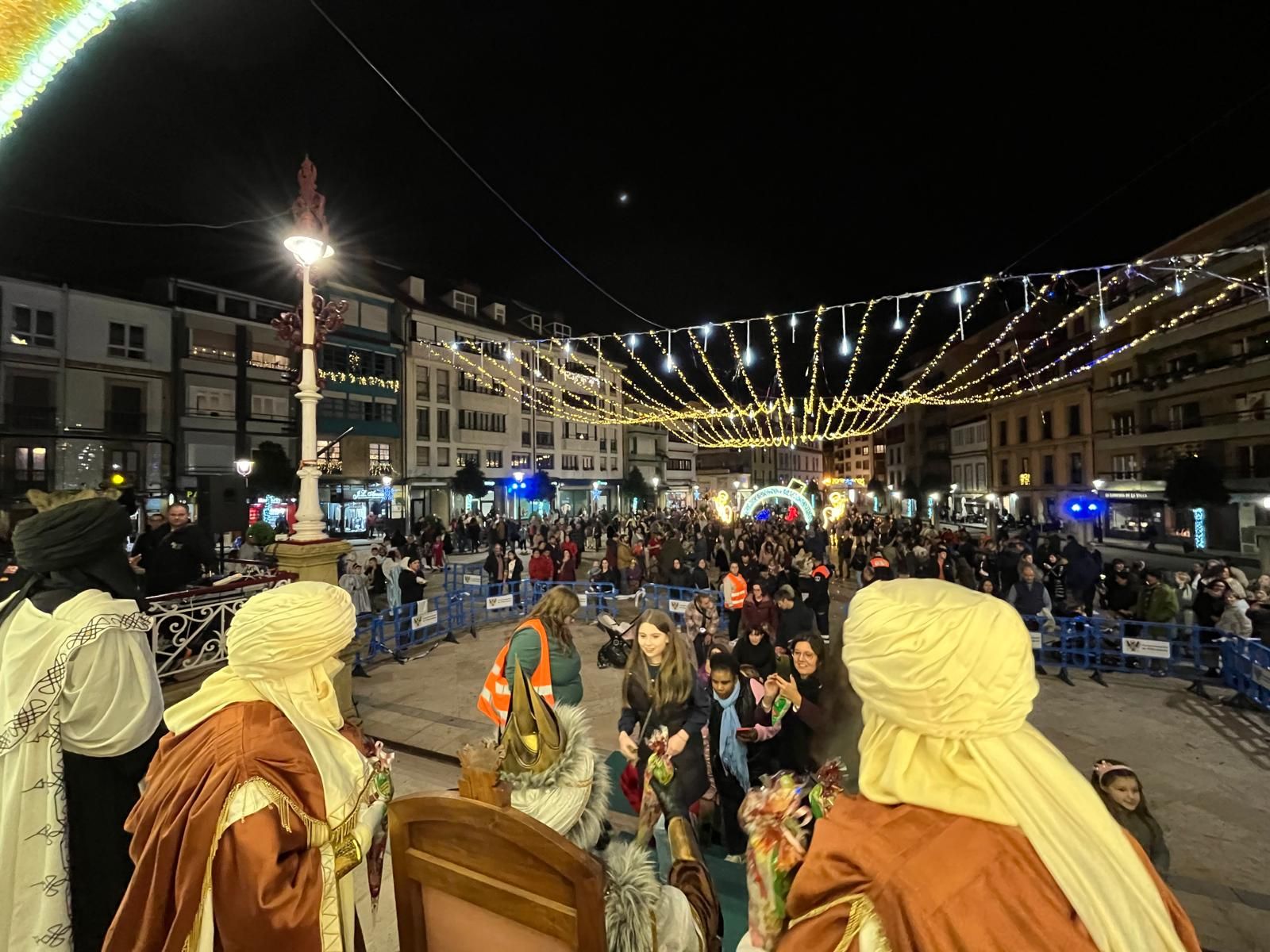 Cabalgatas de oriente a occidente: las imágenes de los Reyes Magos a su paso por Asturias