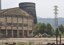 Una máquina, en el pasado mes de julio, trabajando en la descontaminación de la parcela.