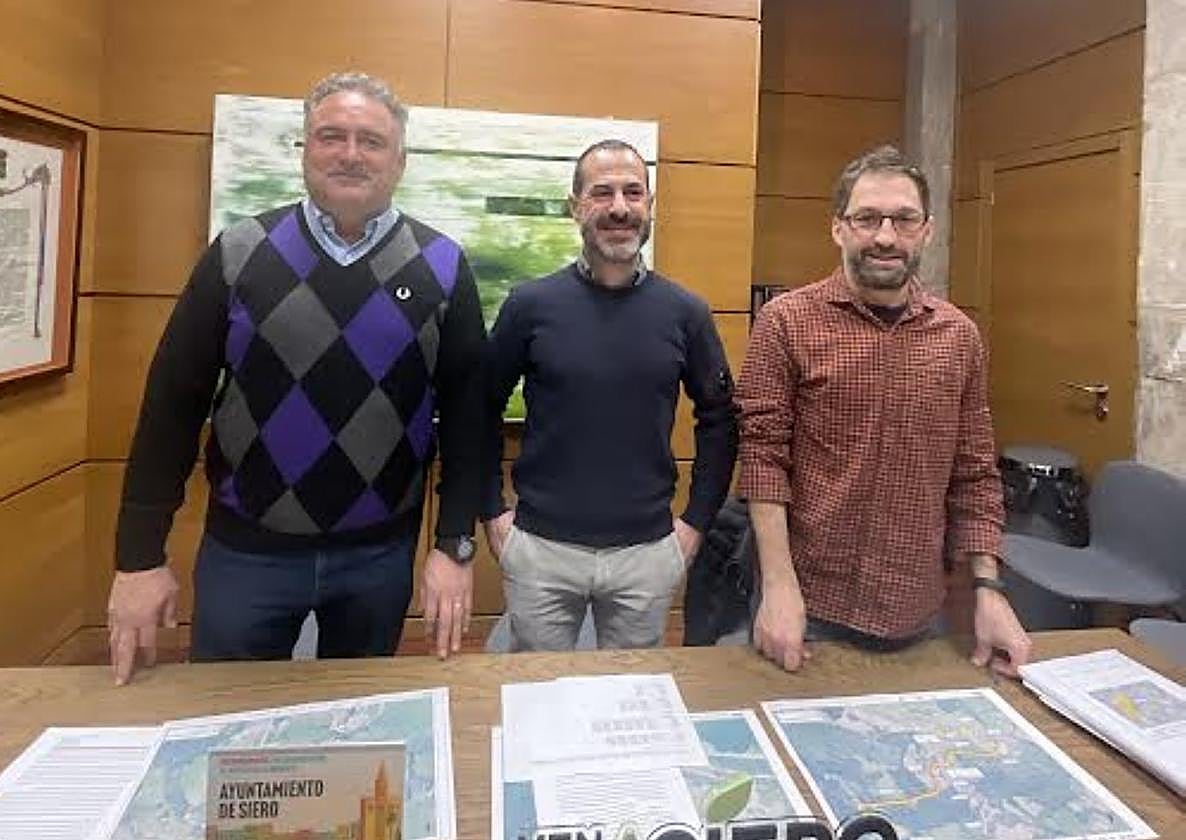 Alejandro Villa, Ángel García y David Llanos, durante la presentación de la renovación de caminos de Siero.