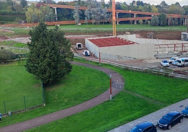 Estado actual de las obras del colegio de Nuevo Roces, que se finalizarán en noviembre de 2026.