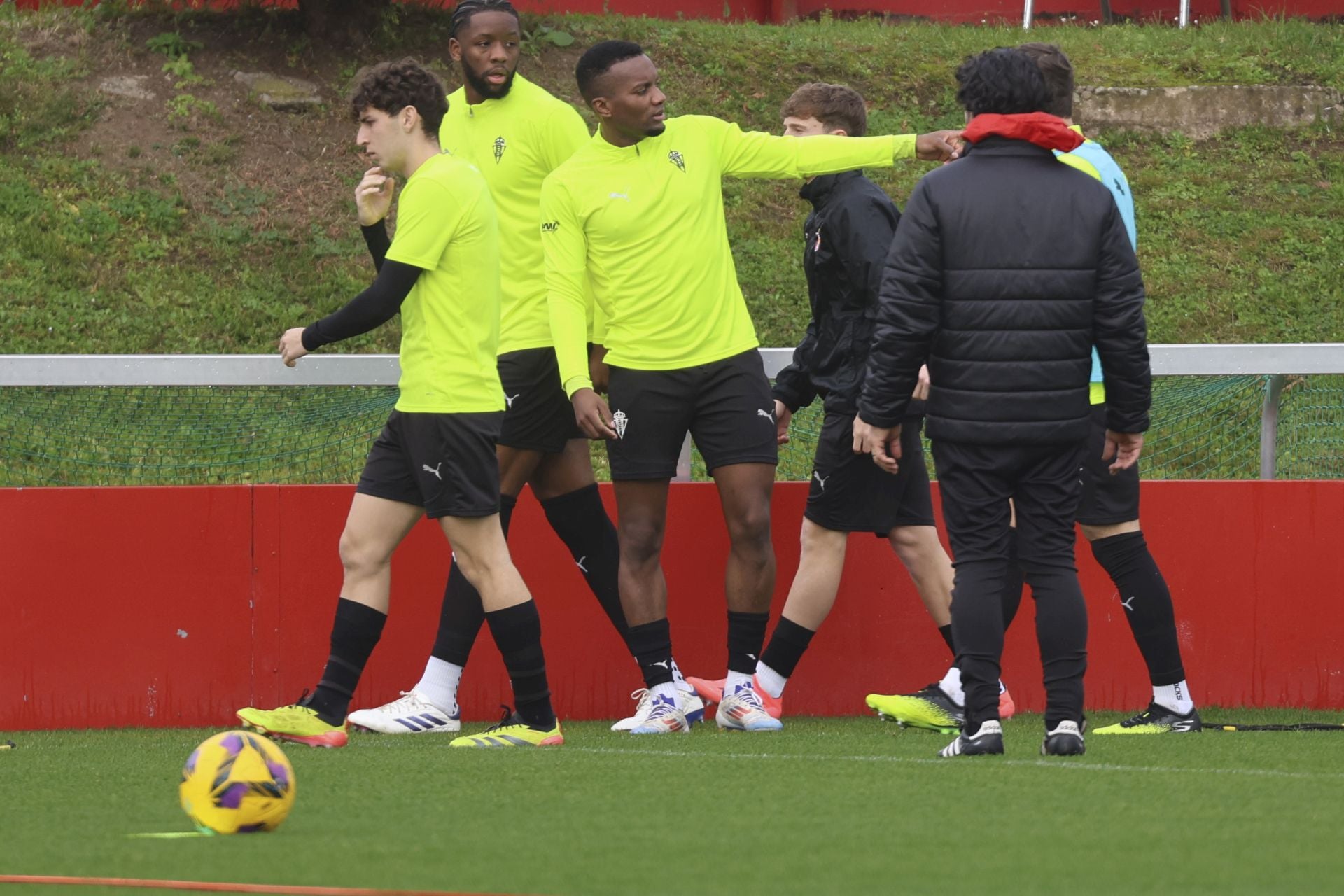 Entrenamiento del Sporting: objetivo, el derbi