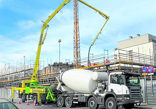 Obras de la torre 'Titanio', de 14 plantas, que empieza a ganar altura.