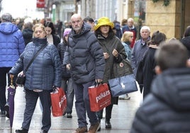 Primer día de rebajas y devoluciones: los asturianos abarrotan las calles en busca del chollo