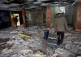 Saqueadores entrando en las instalaciones del viejo HUCA.