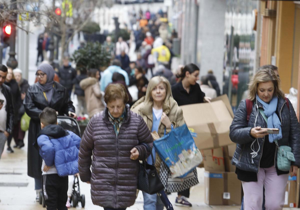 Trasiego en la calle de La Cámara de Avilés.