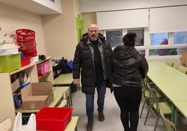 El director del colegio se cruza con una madre en el aula del alumnado de 5º y 6º de primaria.