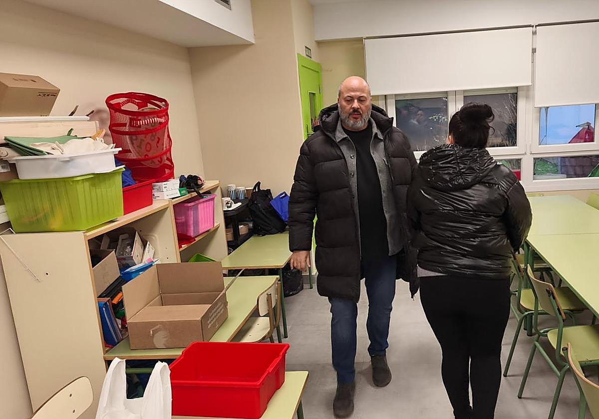 El director del colegio se cruza con una madre en el aula del alumnado de 5º y 6º de primaria.