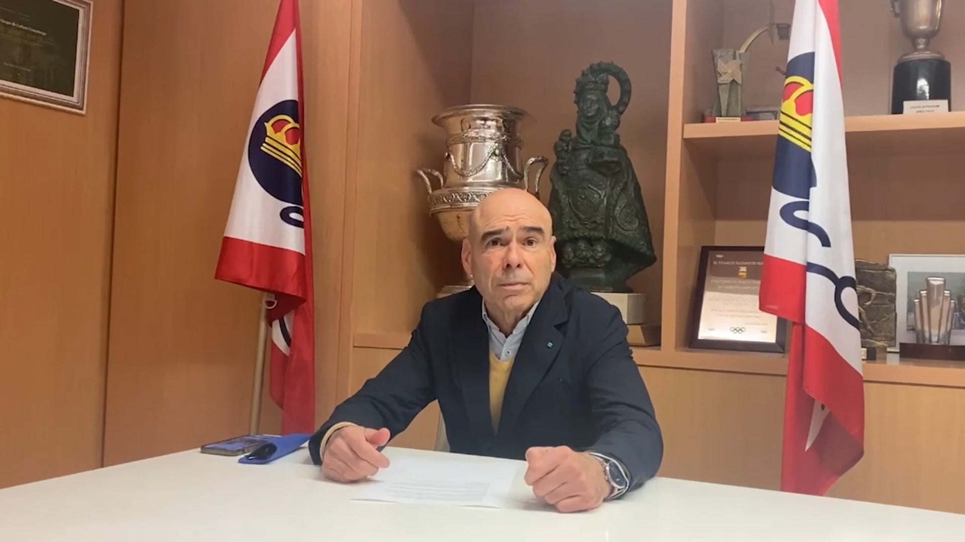 Joaquín Miranda, presidente del Real Grupo de Cultura Covadonga, felicita a EL COMERCIO