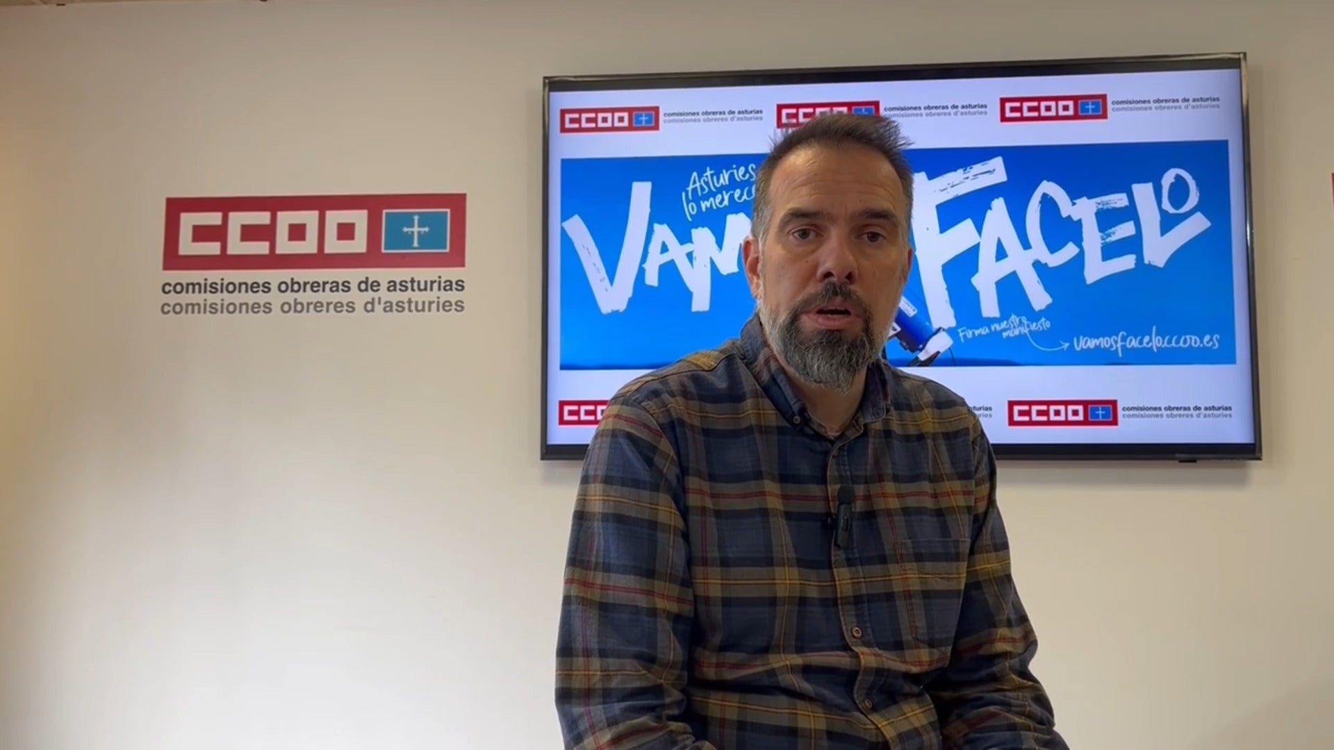 José Manuel Zapico, secretario general de CCOO, felicita a EL COMERCIO