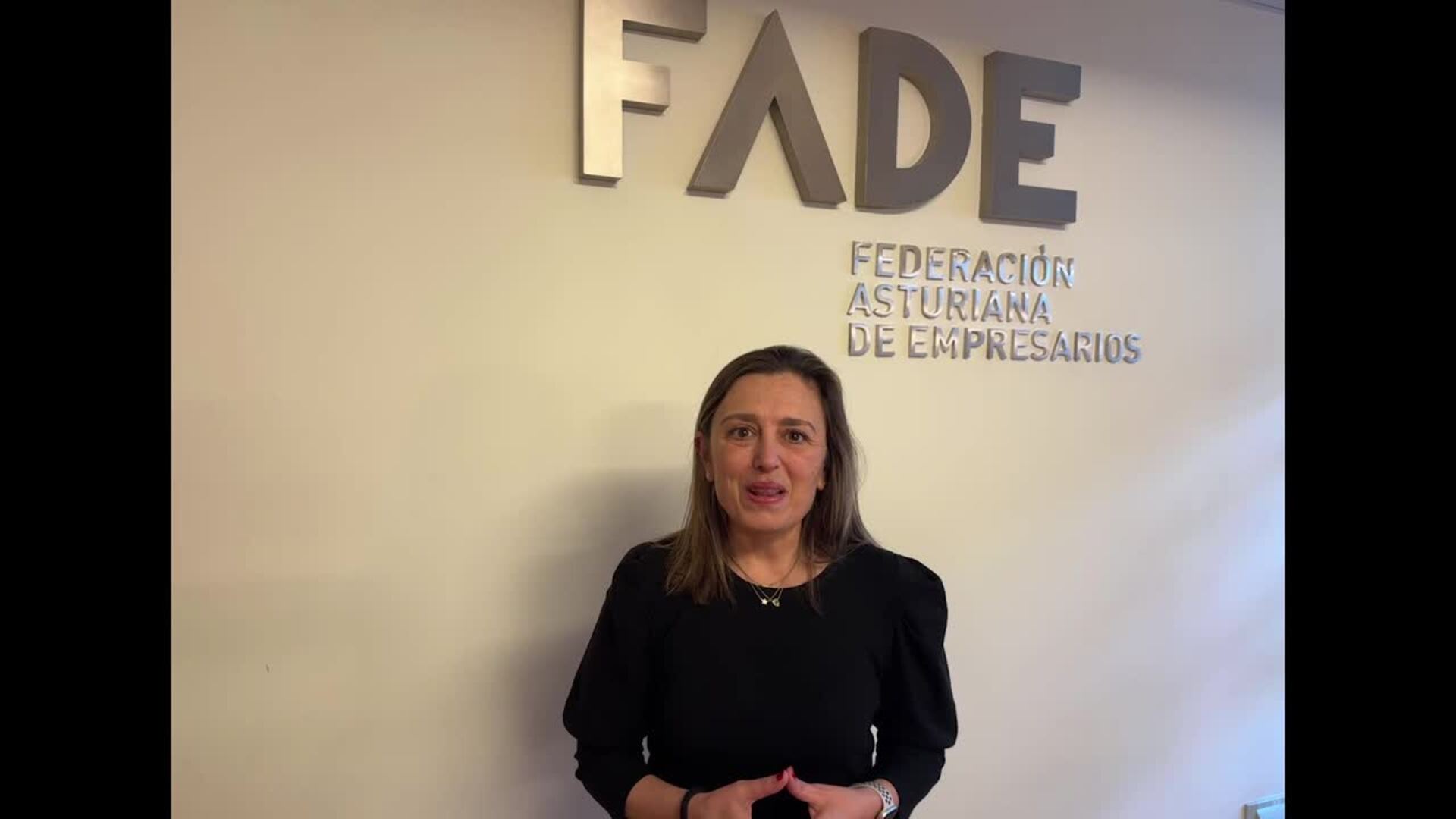 María Calvo, presidenta de FADE, felicita a EL COMERCIO