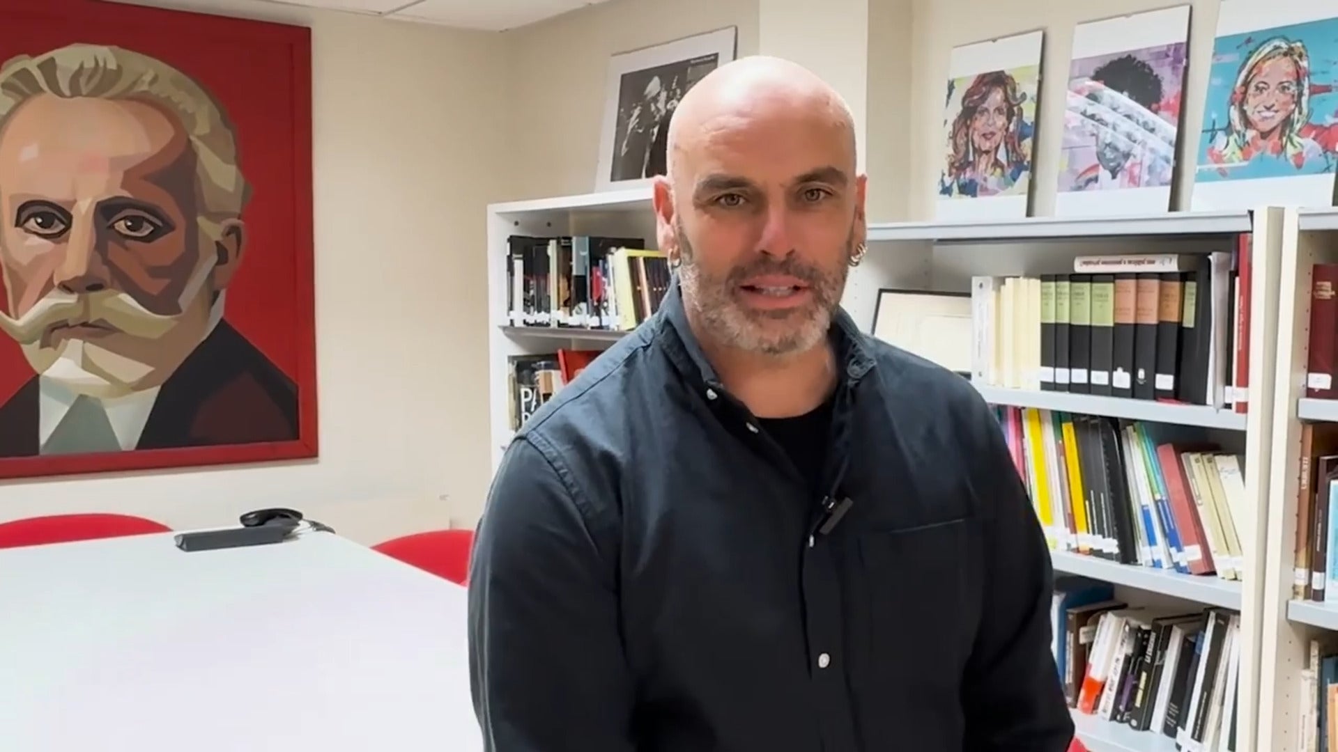Monchu García, secretario de la Agrupación Socialista de Gijón, felicita a EL COMERCIO