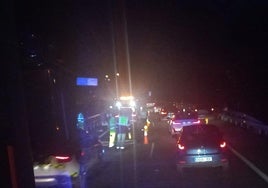 Atasco en la AS-II tras el accidente.