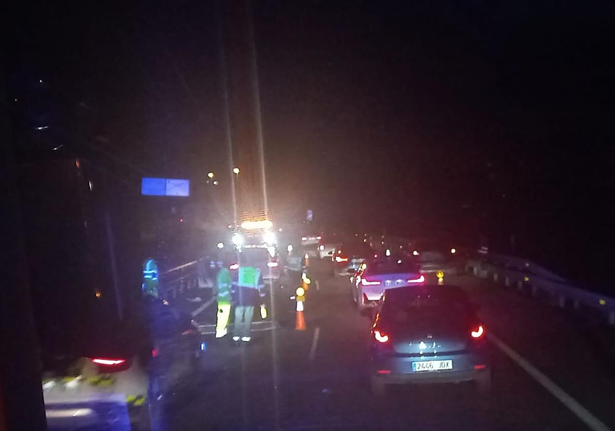 Atasco en la AS-II tras el accidente.