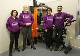 Mercedes González (tesorera), Abel Junquera (vicepresidente), Araceli Gosende (secretaria) y Rubén Menéndez (presidente), miembros de la junta directiva de Botón, en las instalaciones del Hotel Asociaciones.