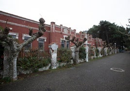 Fachada exterior del edificio de las antiguas Colonias de Salinas.