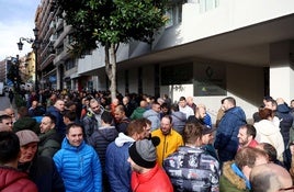 Mineros concentrados delante de las oficinas de Hunosa en Oviedo, el pasado mes de diciembre, cuando estalló el conflicto.