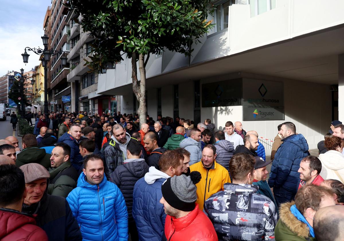 Mineros concentrados delante de las oficinas de Hunosa en Oviedo, el pasado mes de diciembre, cuando estalló el conflicto.