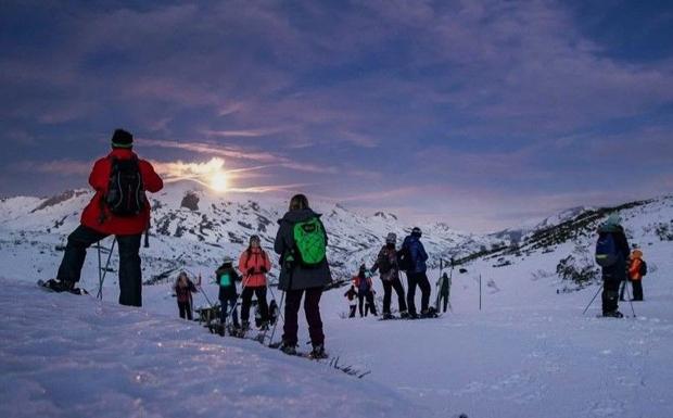 Partiendo al atardecer para una ruta de raquetas de nieve nocturna y con luna llena